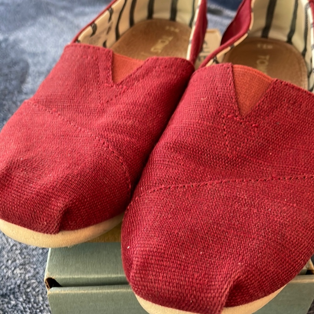 Tom’s Heritage canvas loafer. Color is Black Cherry, size 6.5.
